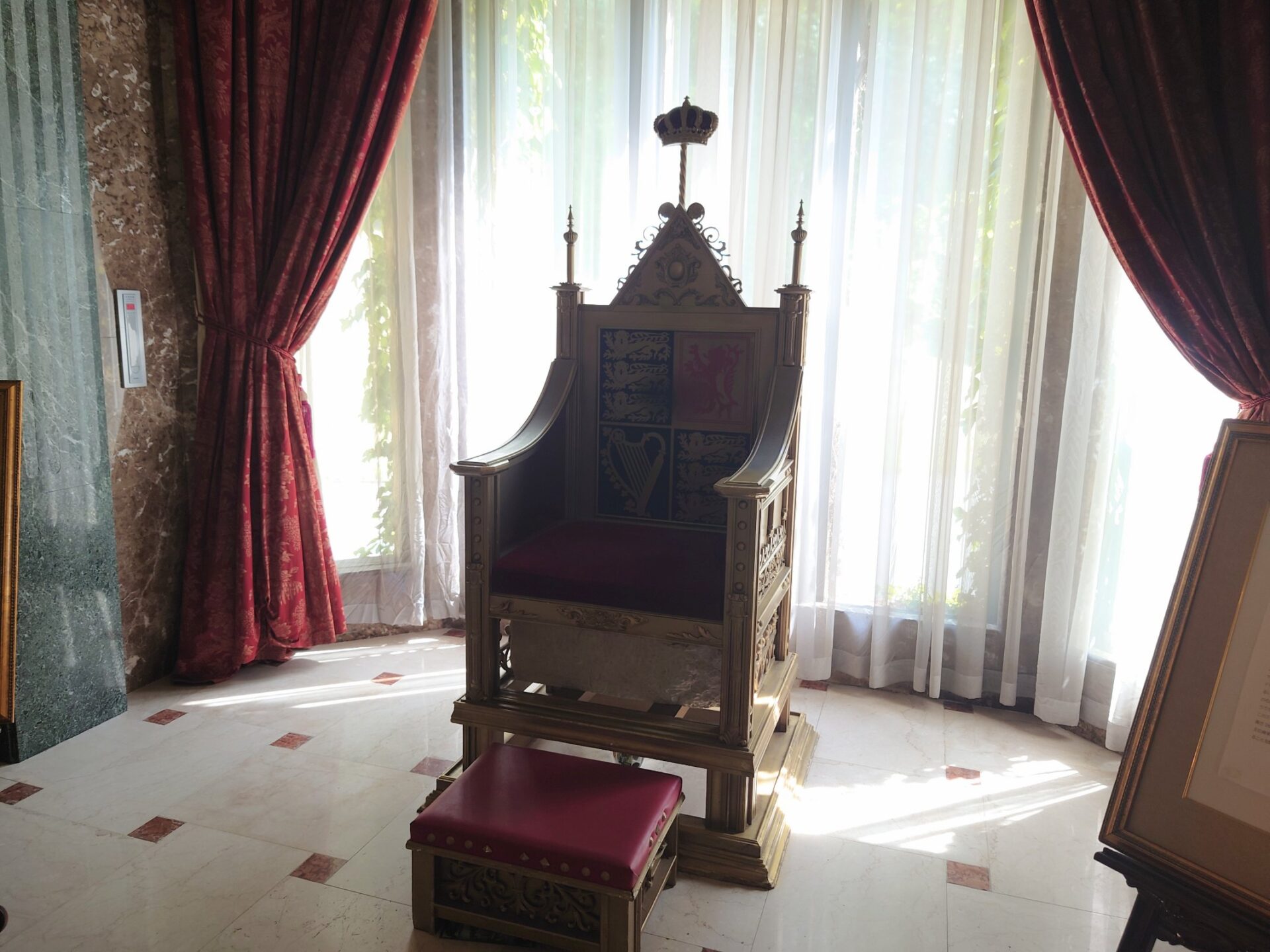 王座の椅子
