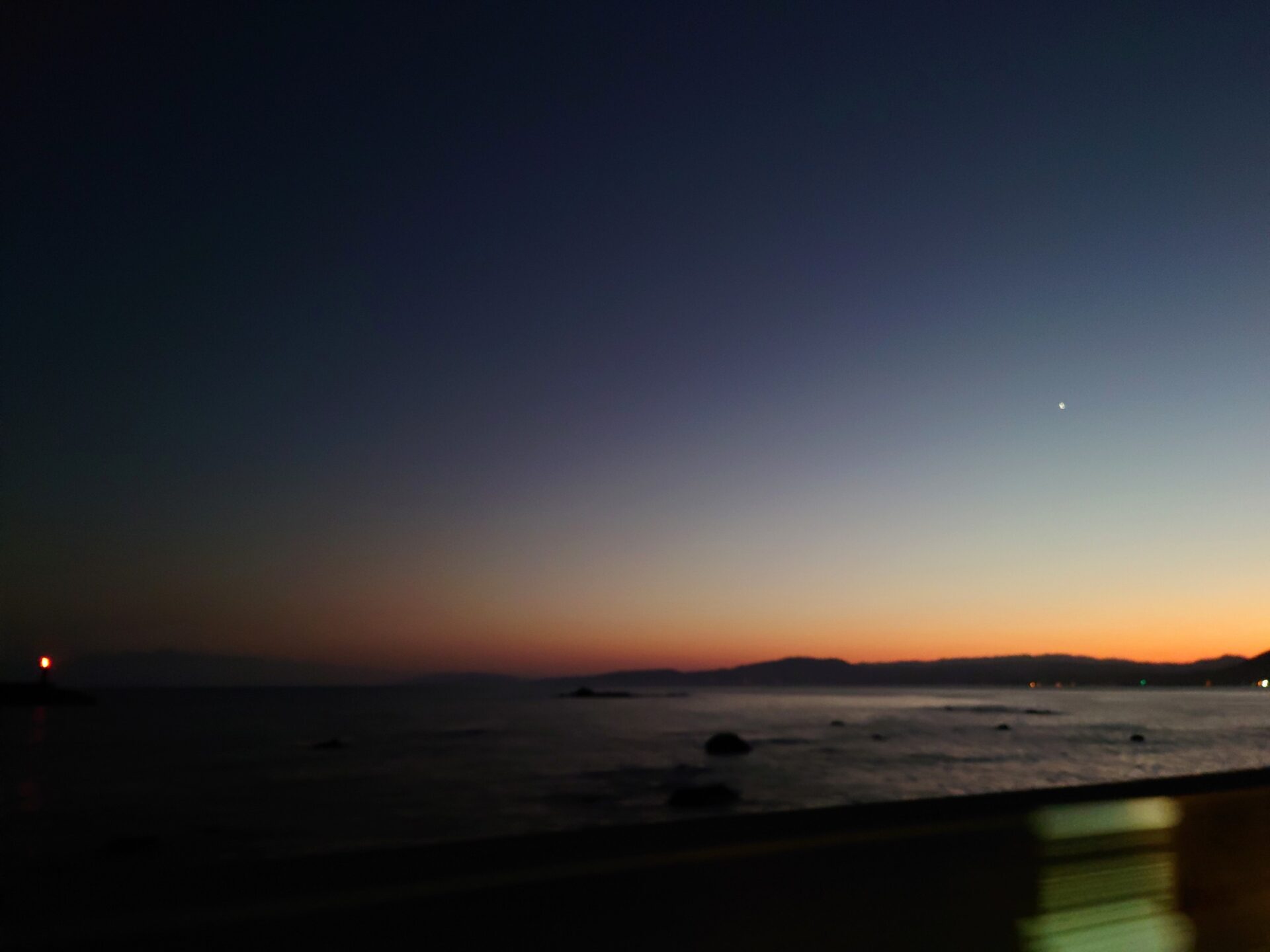 夕方の海辺